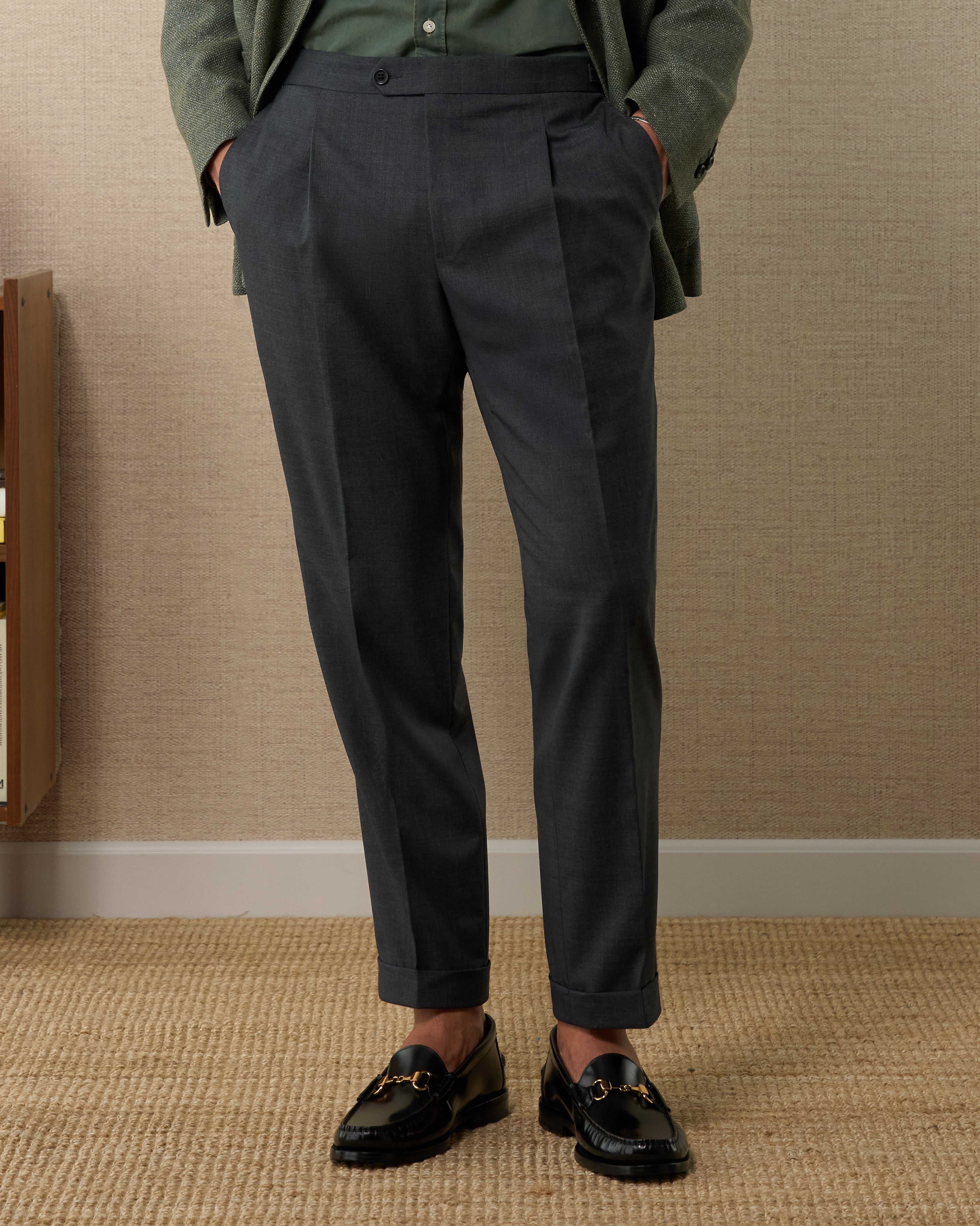 Dark gray classic wool trousers with pleats | Velasca