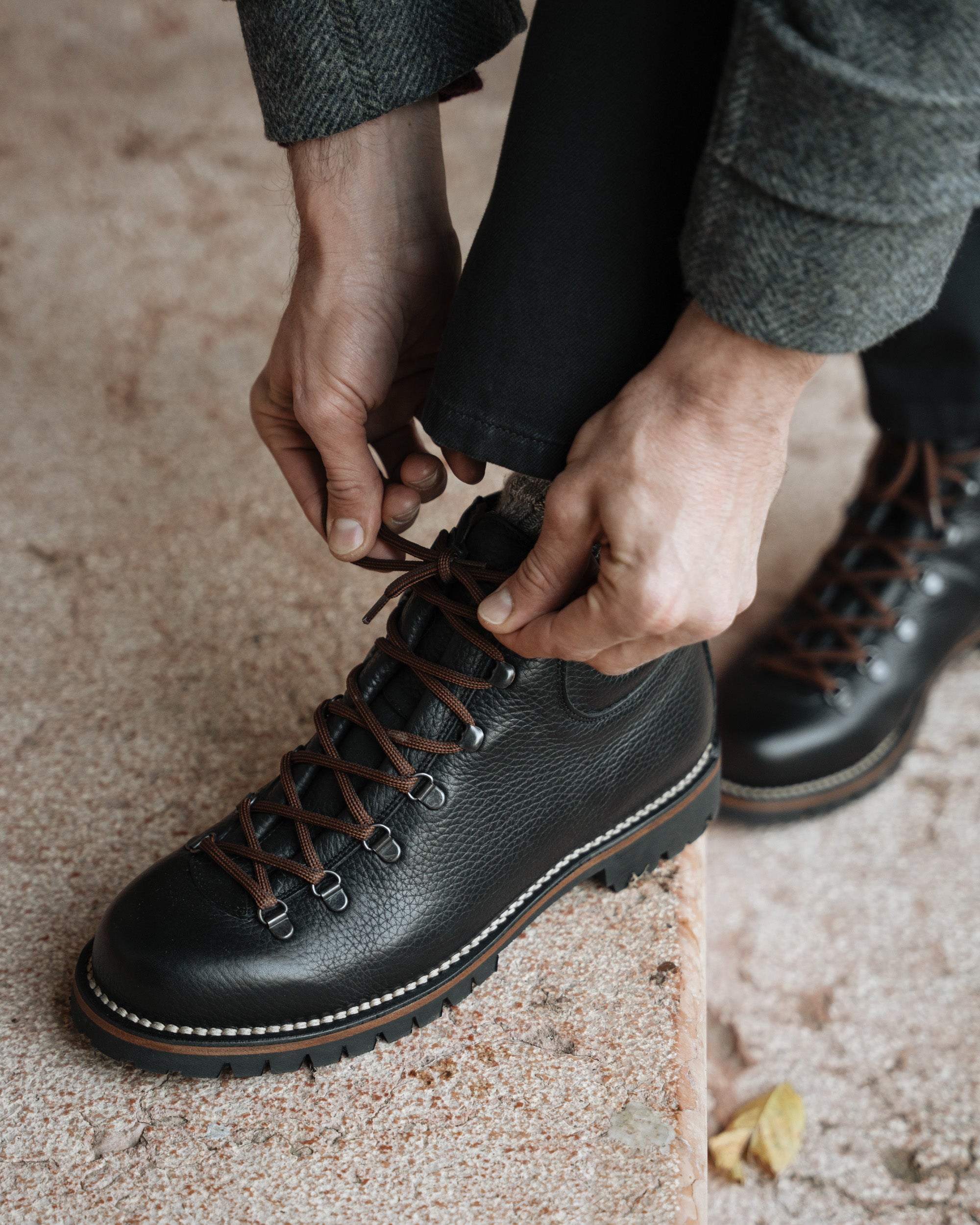 Black tumbled leather hiking boots, entirely Made in Italy